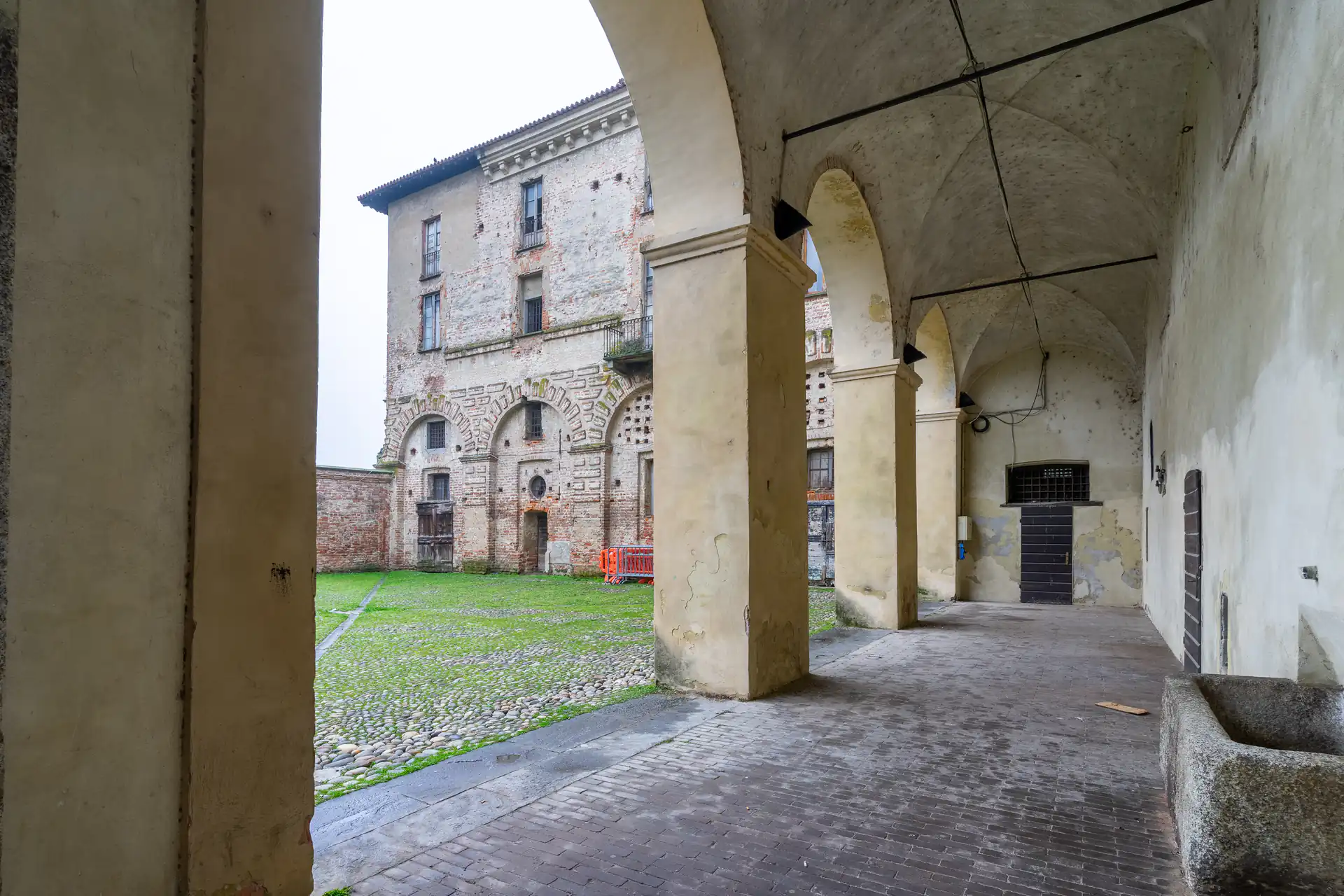 Interno del Castello di Melegnano con vista sul portico, a pochi minuti dal B&B Gandini